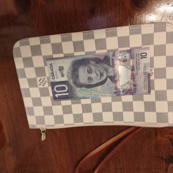 Louis vitton oversized wristlet - Picture 2 of 6